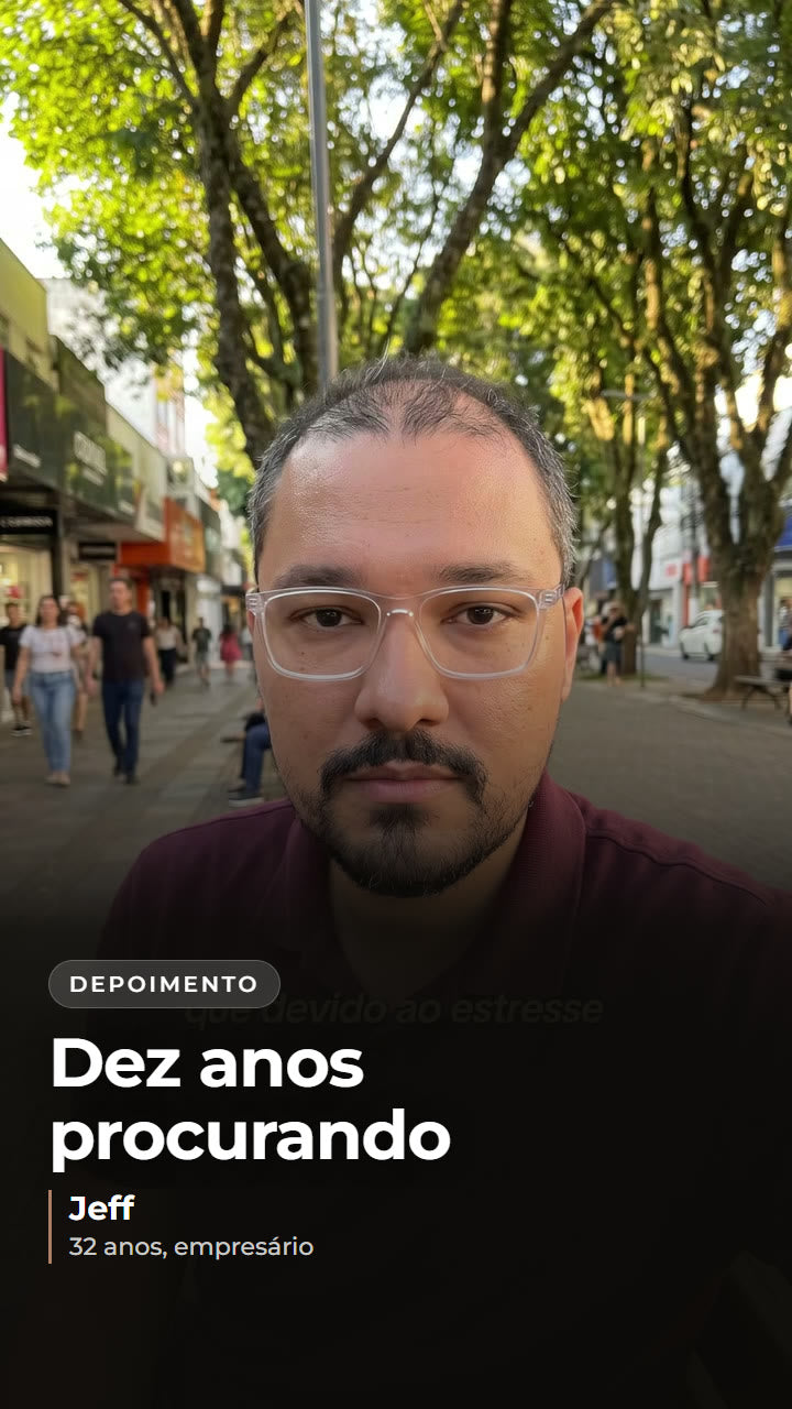 Jeff, de óculos e camisa polo, contando a experiência dele com a linha masculina