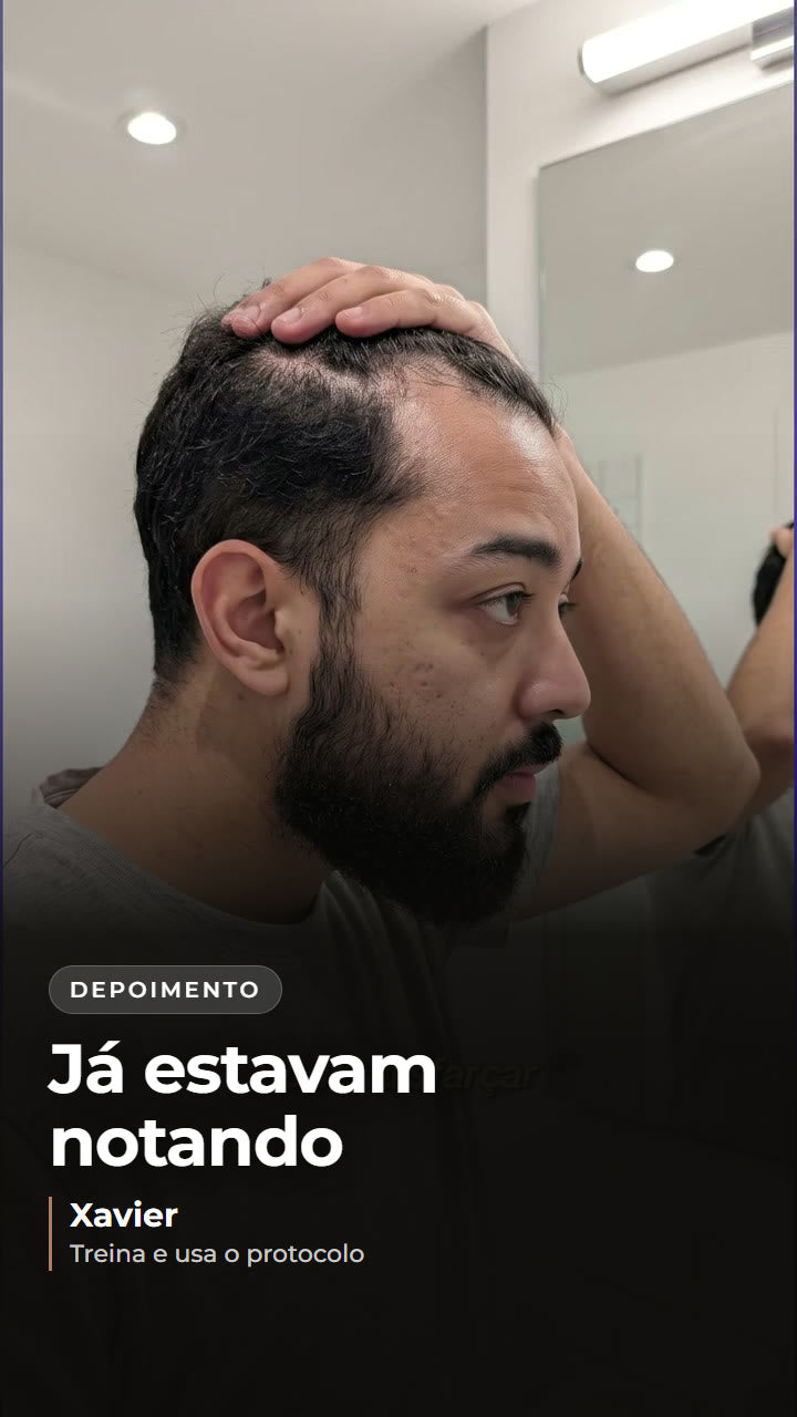 Xavier, de barba, sentado no sofá falando sobre o cuidado com o cabelo