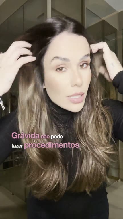 Gestante falando sobre o que evitar no cabelo na gravidez